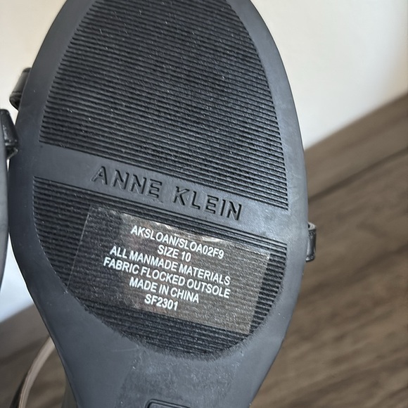 NEW [Anne Klein] Sloan Chain Wedge Padded Heel Sandals Black/Gold Women’s Sz 10 - Picture 8 of 12